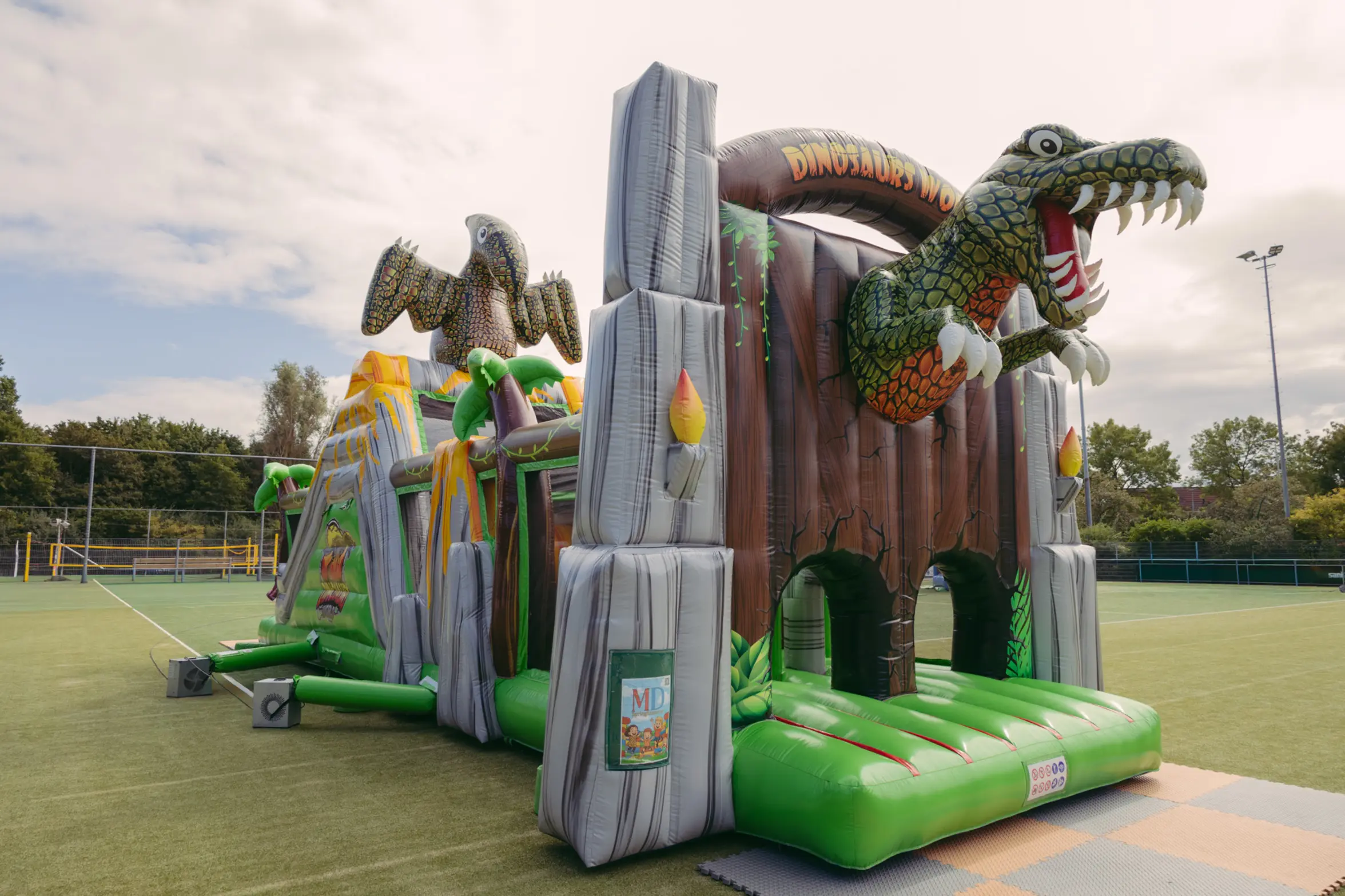 Stormbaan Dino huren in Purmerend bij MD Springkussens